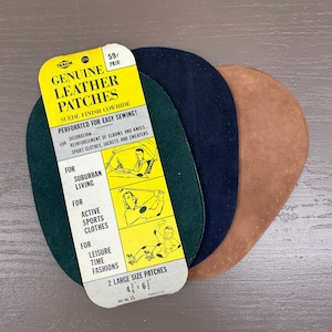 Peut inclure: Un paquet de deux grands patchs en cuir véritable pour la réparation des vêtements. Les patchs sont perforés pour une couture facile et mesurent 11,4 cm sur 16,5 cm. Le paquet est jaune avec du texte noir et des illustrations de personnes utilisant les patchs.