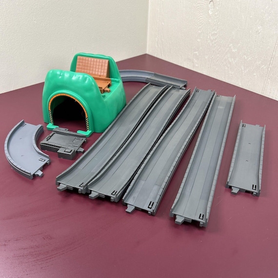 Tomy Thomas the Train Green Tunnel Overpass and Track Motorized