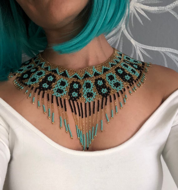 Queen b shop necklace