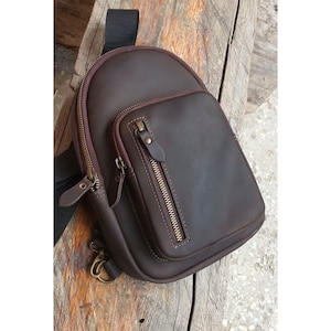 Mochila pequeña de cuero, mochila minimalista, mochila para mujer, mochila urbana elegante de cuero tipo bandolera.