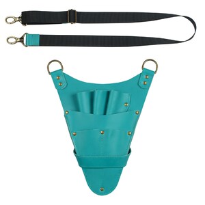 K&ouml;nnte beinhalten: T&uuml;rkiser Ledertaschenhalter f&uuml;r Scheren mit verstellbarem Riemen. Der Halter hat mehrere Taschen zum Aufbewahren von Scheren und anderen Werkzeugen.