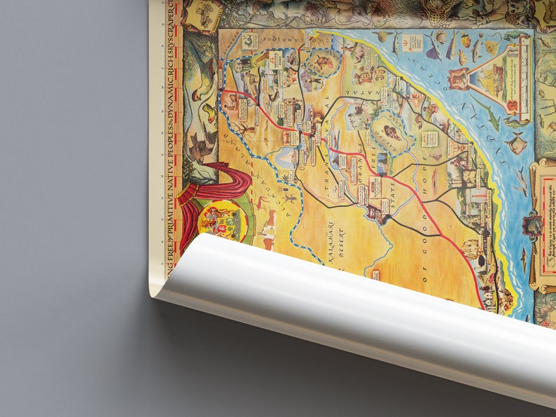 Pu&ograve; includere: Una mappa vintage dell'Australia con sfondo giallo e linee nere che rappresentano la geografia del paese. La mappa &egrave; intitolata "Australia" e include testo sulla storia e la cultura del paese. La mappa &egrave; arrotolata e parzialmente srotolata, rivelando un retro bianco.