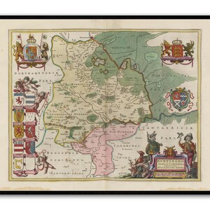 Op de afbeelding: Een antieke kaart van Huntingdonshire, Engeland, met een gedetailleerde weergave van de geografie en steden van de graafschap. De kaart is omgeven door wapenschilden en decoratieve randen, waaronder een afbeelding van een jachtscène. De tekst op de kaart luidt "HUNTINGDONIÆ, NOVÆ COMITATVS, ANGLIAE PARS."