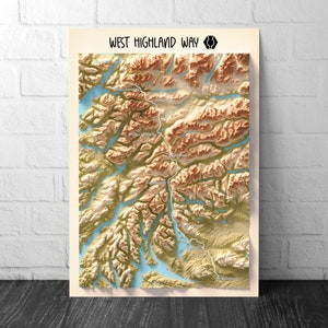 Könnte beinhalten: Eine Karte des West Highland Way in Schottland, ein Fernwanderweg, der von Milngavie nach Fort William führt. Die Karte zeigt den Verlauf des Weges sowie die wichtigsten Städte und Dörfer entlang der Strecke. Die Karte ist im Vintage-Stil gehalten, mit einem braunen und grünen Farbschema.