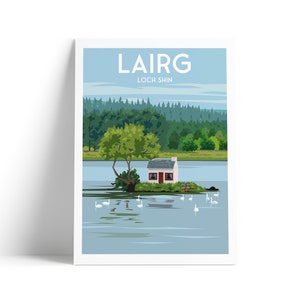 Pode incluir: Um cartão postal com uma casa branca com uma porta vermelha numa pequena ilha num lago. O lago é rodeado por árvores verdes e o céu é azul. O texto "LAIRG LOCH SHIN" está impresso no topo do cartão postal.