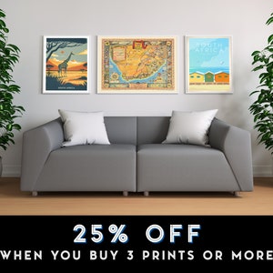 Pu&ograve; includere: Tre stampe incorniciate di paesaggi sudafricani. Le stampe mostrano una giraffa in una savana, una mappa vintage del Sudafrica e colorate capanne sulla spiaggia. Il testo "SOUTH AFRICA" &egrave; visibile su ogni stampa.  25% OFF WHEN YOU BUY 3 PRINTS OR MORE.