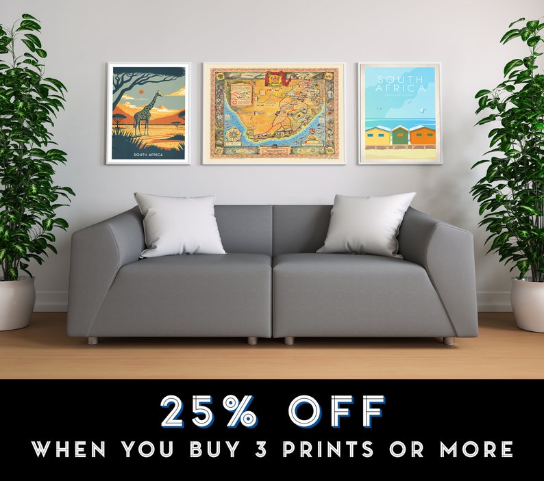 Pu&ograve; includere: Tre stampe incorniciate di paesaggi sudafricani. Le stampe mostrano una giraffa in una savana, una mappa vintage del Sudafrica e colorate capanne sulla spiaggia. Il testo "SOUTH AFRICA" &egrave; visibile su ogni stampa.  25% OFF WHEN YOU BUY 3 PRINTS OR MORE.