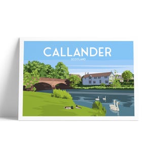 Op de afbeelding: Een ansichtkaart met een blauwe lucht en witte wolken. De tekst "CALLANDER SCOTLAND" staat bovenaan de ansichtkaart. De ansichtkaart toont een stenen brug over een rivier met een wit gebouw aan de andere kant. Er zijn groene bomen en gras aan de oevers van de rivier. Er zwemmen witte zwanen in de rivier.