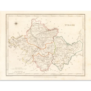Pode incluir: Um mapa antigo do condado de Tyrone, Irlanda, com uma escala em milhas irlandesas. O mapa é impresso em papel cor de creme com linhas marrons, verdes e vermelhas. O mapa mostra os limites do condado, os rios e as cidades.