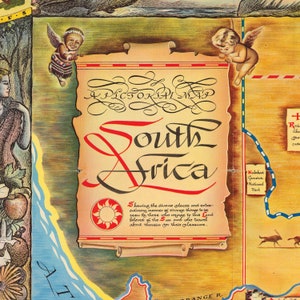 Pu&ograve; includere: Una mappa pittorica vintage del Sudafrica con uno schema di colori giallo, rosso e blu. La mappa presenta un sole, una catena montuosa e un parco nazionale. Il testo "A Pictorial Map South Africa" &egrave; scritto in uno stile calligrafico decorativo.