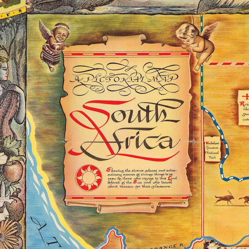 Pu&ograve; includere: Una mappa pittorica vintage del Sudafrica con uno schema di colori giallo, rosso e blu. La mappa presenta un sole, una catena montuosa e un parco nazionale. Il testo "A Pictorial Map South Africa" &egrave; scritto in uno stile calligrafico decorativo.
