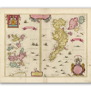 Puede incluir: Un mapa antiguo de las Islas Orcadas, Escocia, con un borde decorativo y texto en latín. El mapa está impreso en papel y tiene un fondo crema con acentos marrones, rojos y verdes.