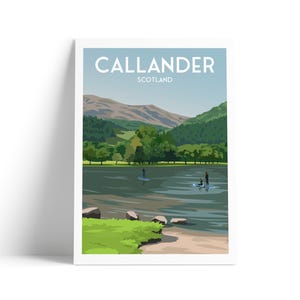 Op de afbeelding: Een ansichtkaart met een schilderachtige illustratie van een meer in Callander, Schotland. De ansichtkaart toont een meer met bergen op de achtergrond en mensen die op het water suppen.