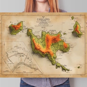 Könnte beinhalten: Eine antike Karte von St. Kilda, einer Inselgruppe in den Äußeren Hebriden von Schottland. Die Karte zeigt die Inseln Hirta, Soay, Boreray und Dun. Die Karte ist im Vintage-Stil mit braunem Hintergrund und grünen und orangefarbenen Höhenlinien.