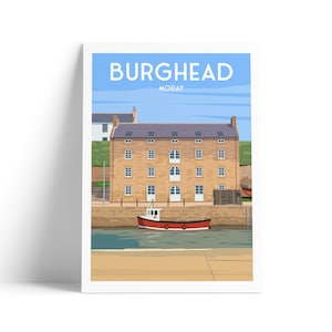Może przedstawiać: Oprawiony wydruk przedstawiający stylizowaną ilustrację Burghead, Moray. Grafika przedstawia duży budynek z łukowatymi oknami, czerwoną i białą łódź oraz tekst "BURGHEAD MORAY" na tle błękitnego nieba.