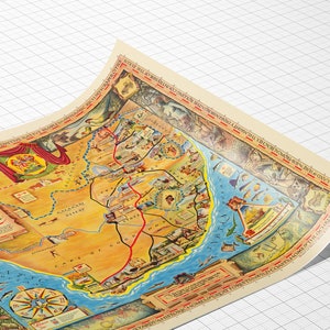 Pu&ograve; includere: Una mappa illustrata vintage del Sudafrica con una rosa dei venti e varie illustrazioni di animali. La mappa presenta una linea rossa che traccia un percorso attraverso il paese. Il testo "South Africa" &egrave; scritto in un carattere decorativo nella parte superiore della mappa.