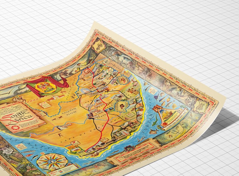 Pu&ograve; includere: Una mappa illustrata vintage del Sudafrica con una rosa dei venti e varie illustrazioni di animali. La mappa presenta una linea rossa che traccia un percorso attraverso il paese. Il testo "South Africa" &egrave; scritto in un carattere decorativo nella parte superiore della mappa.
