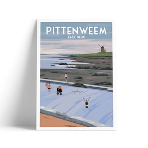 Op de afbeelding: Een ansichtkaart met een kleurrijke illustratie van een zwembad met mensen die erin zwemmen. De ansichtkaart heeft bovenaan de tekst "PITTEWEEEM EAST NEUK" en een windmolen op de achtergrond.