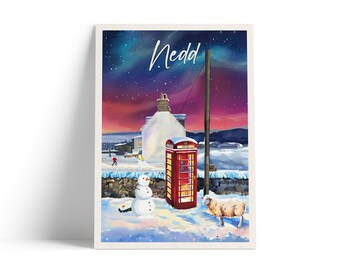 Op de afbeelding: Een besneeuwde winterscène met een rode telefooncel, een sneeuwpop en een schaap. De lucht is fel roze en paars met sterren. De tekst "Nedd" is in wit op een donkerblauwe achtergrond geschreven.