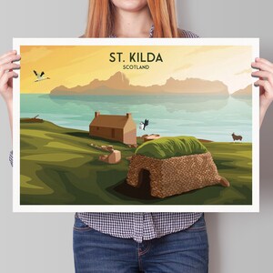 Könnte beinhalten: Eine farbenfrohe Illustration von St. Kilda, Schottland, mit einem kleinen Steinhaus, einem grasbewachsenen Hügel und einem Vogel, der über ihnen fliegt. Der Text "ST. KILDA SCOTLAND" ist oben auf dem Bild gedruckt.