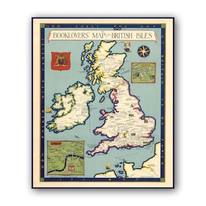 Może przedstawiać: Antyczna mapa Wysp Brytyjskich zatytułowana "Booklovers' Map of the British Isles". Mapa jest wydrukowana na papierze i ma niebieski tło z zielonymi i żółtymi obszarami lądowymi. Mapa zawiera różne miasta i miasteczka w Anglii, Szkocji, Walii i Irlandii.