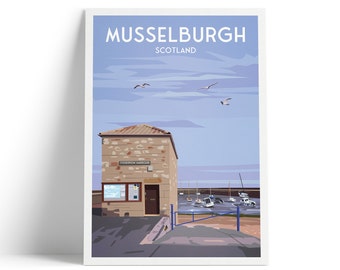 Peut inclure: Une illustration colorée d'un bâtiment avec le texte "Fisherrow Harbour" au-dessus de l'entrée. Le bâtiment est situé devant un port avec des bateaux et un ciel bleu avec des mouettes. Le texte "Musselburgh, Écosse" est en haut de l'image.