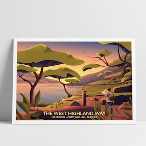Könnte beinhalten: Eine farbenfrohe Illustration eines Wanderers auf dem West Highland Way, einem malerischen Weg in Schottland. Das Bild zeigt eine Person mit einem Rucksack, die auf einen See blickt, der von Bäumen und Bergen umgeben ist. Der Text "THE WEST HIGHLAND WAY" ist am unteren Rand des Bildes zu sehen, zusammen mit der Entfernung des Weges, "MILNGAVIE - FORT WILLIAM, 96 MILES."