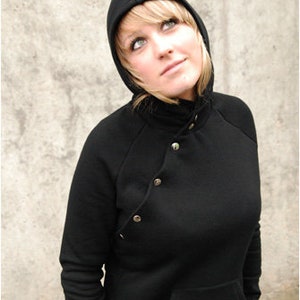 Hoodie aus Biobaumwolle mit asymmetrischer Knopfleiste, Kapuzenpullover schwarz mit Knöpfen, Hooded Sweatshirt für Frauen Druckknöpfe schräg Bild 2