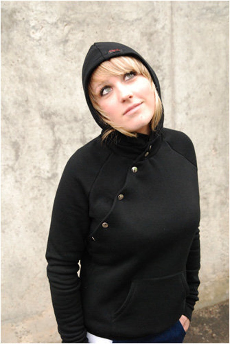 Hoodie aus Biobaumwolle mit asymmetrischer Knopfleiste, Kapuzenpullover schwarz mit Knöpfen, Hooded Sweatshirt für Frauen Druckknöpfe schräg Bild 2