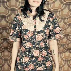 Kurzarm Bluse mit Spitze,Damenbluse kurzarm Blumenmuster,Bluse Blumenprint mit Spitze,Bluse kragenlos mit Spitze,Boho Bluse kurzarm//Gr. 32