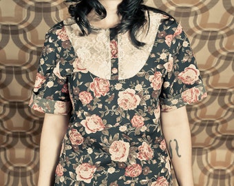 Short-sleeved blouse with lace, women's blouse short sleeve floral pattern, blouse floral print with lace, blouse collarless with lace, boho blouse short sleeve // size 32