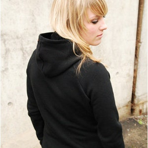 Hoodie aus Biobaumwolle mit asymmetrischer Knopfleiste, Kapuzenpullover schwarz mit Knöpfen, Hooded Sweatshirt für Frauen Druckknöpfe schräg Bild 3