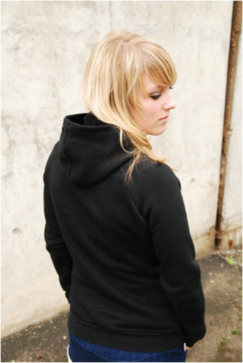 Hoodie aus Biobaumwolle mit asymmetrischer Knopfleiste, Kapuzenpullover schwarz mit Knöpfen, Hooded Sweatshirt für Frauen Druckknöpfe schräg Bild 3