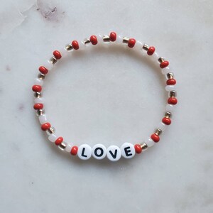 AMOR • Pulseira de palavras, pulseira de palavras, pulseira de letras, pulseira de miçangas, pulseira de amor, joias de amor, pulseira de mensagem, pulseira vermelha, vermelha