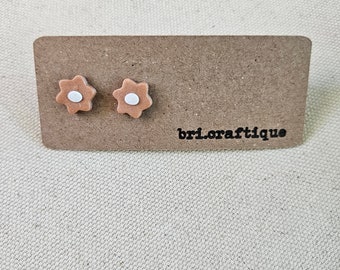 Beige Daisy Polymer Stud Earring, daisy earring, flower earring, neutral flower earring, daisy clay earring, polymer clay stud, daisy flower