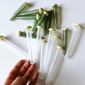 Świeże tuby z wodą kwiatową, zielone tuby z kwiatami, kompozycje kwiatowe, plastikowe fiolki z nakrętkami