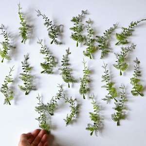 Folhas de samambaia minúsculas e detalhadas, 20 peças no total. Ideal para pequenos buquês e arranjos de guirlandas. Folhagem artificial delicada para decoração.