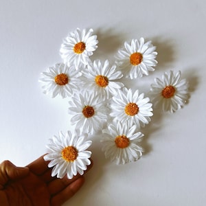 Margherite artificiali, fiori di margherita bianchi, camomilla, centro giallo, fiore del Toro, accessori per capelli, forniture floreali fai da te, margherite in tessuto finto, 7 cm