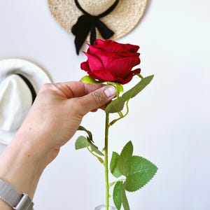 Rote Samtrose am Stiel, kräftige Kunstrosen, Kunstrosen, 50 cm / 20 ”Kunstblumen, königliche Rosen, blutrote Rose Romantisch