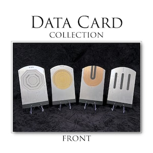 KOMPLETTES SET 4 einzigartige Designs Datenkarten Star Wars Prop Replica, wie in Rogue One, The Mandalorian und Ahsoka zu sehen. Inklusive Acrylständer.