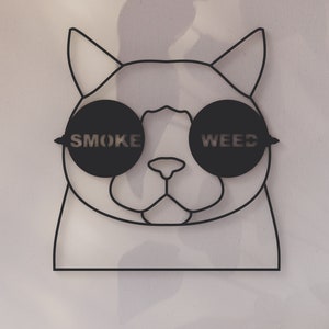 Pode incluir: Desenho de linha preto e branco de um gato usando &oacute;culos de sol com as palavras "SMOKE" e "WEED" nas lentes.