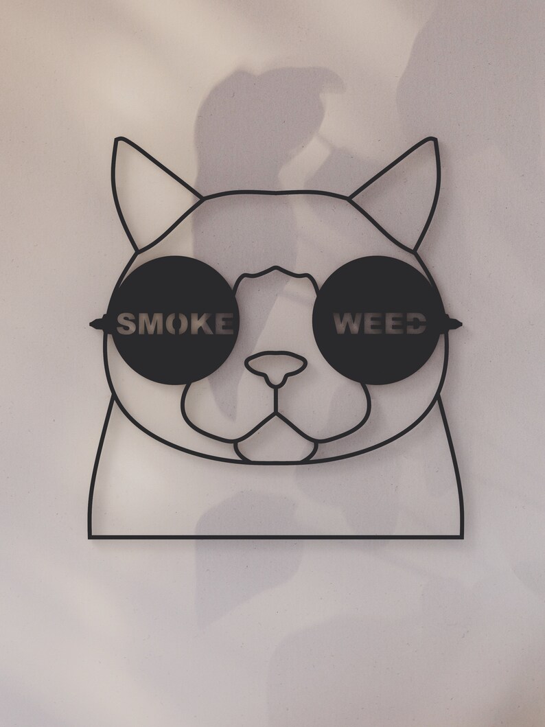 Pode incluir: Desenho de linha preto e branco de um gato usando &oacute;culos de sol com as palavras "SMOKE" e "WEED" nas lentes.