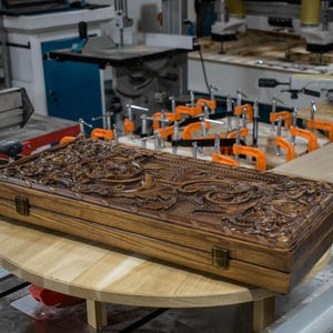 Juego de backgammon de madera tallada a mano: diseño ornamental personalizado