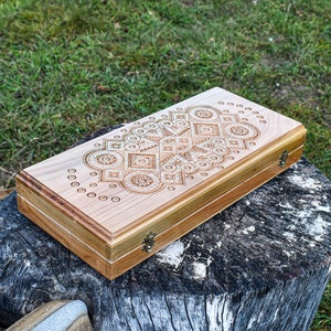 Aus Holz geschnitztes Backgammon, Handgefertigtes Backgammon-Set, großes faltbares Brettspiel, Set Housewarming Geschenk, Geschenk für einen Mann