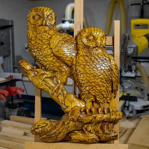 Arte de parede de coruja de madeira esculpida – Decoração rústica para casa, Presente para amantes de corujas – Escultura exclusiva em relevo de madeira, Duas corujas em um galho – Escultura em madeira feita à mão