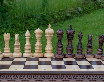 Könnte beinhalten: Ein Schachspiel aus Holz mit hell- und dunkelbraunen Figuren, die auf einem Schachbrett angeordnet sind. Die Figuren sind aufwendig geschnitzt und weisen verschiedene Designs auf.