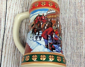 Kubek świąteczny Budweiser Holiday Stein Hometown Holiday z 1994 roku z motywem koni Clydesdale