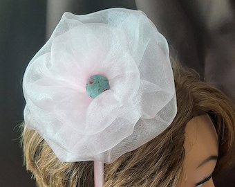 Verspielter Fascinator Haarreif in Rosa und Türkis-Blau mit romantischer Organza-Blume "Ricarda"