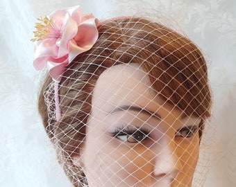 Romantischer Fascinator Haarreif Rosa mit eleganter Satinblume "Marisa"