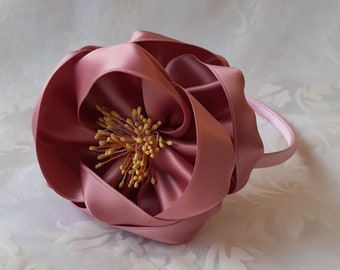 Opulenter Braut Kopfschmuck Haarreif aus Altrosa Satin Fascinator "Satine" elegant festlich Taufe Party Abiball